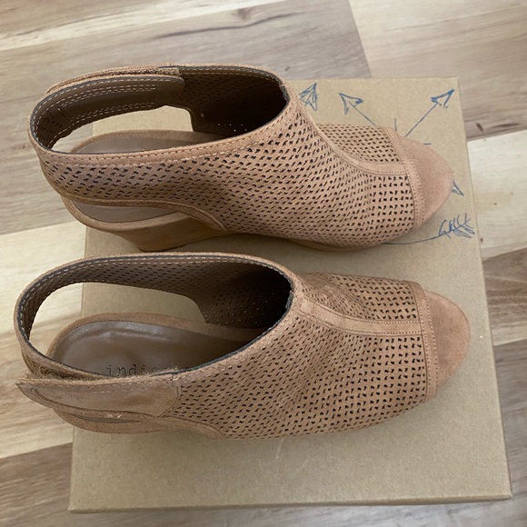 NWT Light Brown Wedge Sandals Suede - Size 8.5 - Picture 5 of 11